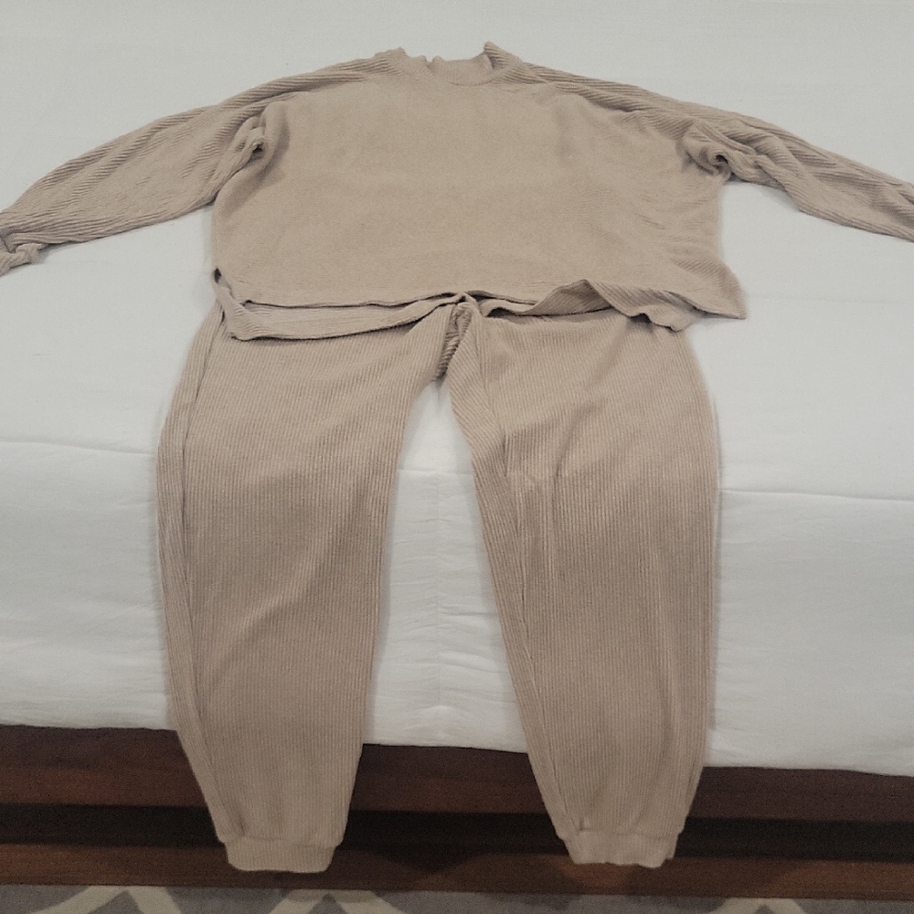 Women's 2-piece ribbed jogger set.